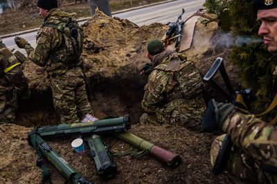 Ukrainske soldater forbereder seg på russisk angrep i Irpin, like vest for Kyiv, søndag 6. mars. På bildet ser vi tre M72 produsert av Nammo på Raufoss.