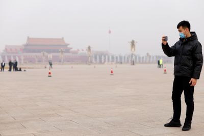 Illustrasjonsbilde, tatt på den himmelske freds plass i Beijing i mars 2021. Kinas ferske regulering av anbefalingsalgoritmer legger begrensninger på store teknologiselskaper i landet.