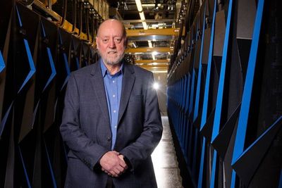 Jack Dongarra, forsker ved University of Tennessee og Oak Ridge National Laboratory, ved superdatamaskinen Summit.