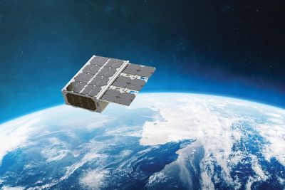 Illustrasjon av Arcsat i lav jordbane. Satellitten er den første forsvarssektoren i Norge skyter opp. 