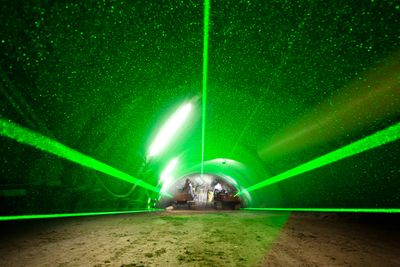 Laseren viser avvik mellom teoretisk og faktisk tverrsnitt i tunnelen.