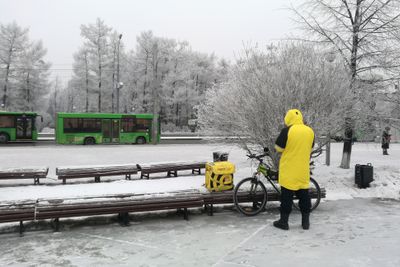 Et sykkelbud klar til å levere mat. En lekkasje fra Yandex Food inneholder ifølge sikkerhetsforskere kontaktinformasjonen til flere ansatte i russisk etterretning. 