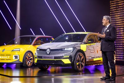 Renault-sjef Luca de Meo under en presentasjon av Renaults elbilstrategi.
