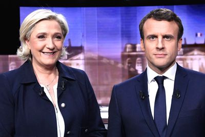 Nåværende president på gjenvalg, Emmanuel Macron, og hans utfordrer Marine Le Pen. Bildet er tatt i 2017.