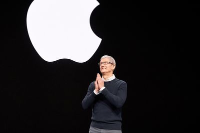 Apple-sjef Tim Cook mener konkurranselovene undergraver personvern, bildet er fra et lanseringsarrangement i 2019.