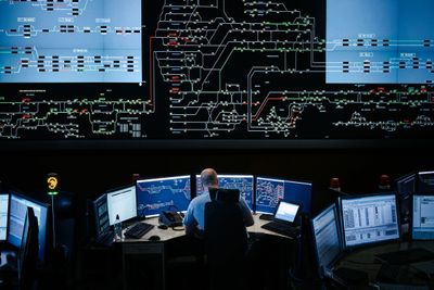 Illustrasjonsbilde fra trafikkledersentralen i Oslo. Jernbanedirektoratet har fått i oppdrag å utrede hvordan et planlagt responsmiljø for uønskede digitale hendelser skal bli.