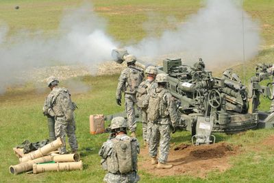 Soldater fra den amerikanske hæren skyter med M777-artilleri på øvingsfeltet i Grafenwöhr i Tyskland.