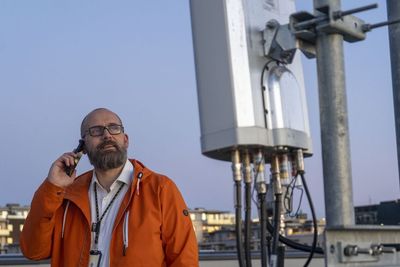 Jan-Erik Hvidsten som leder teknologiavdelingen i Ice ved basestasjonen i Nydalen i Oslo, som var den første 5G-basestasjonen Ice satte i ordinær drift, i fjor.