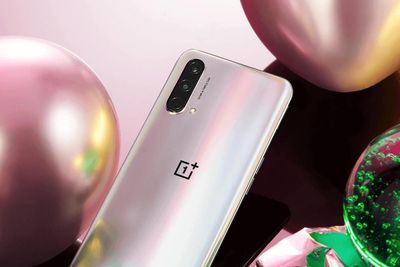 Kinesiske mobilleverandører som OnePlus (eid av Oppo) taper mot Samsung og Apple når det er usikre tider. På bildet vises smartmobilen OnePlus Nord CE 5G.