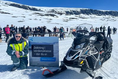 Sikkerheten for deltakerne i Skarverennet oppgis som hovedbegrunnelsen til at Telenor bygger midlertidig mobildekning langs løypa. Som vi ser av bildet dekningsdirektør Bjørn Amundsen har sendt fra fjellet, er det selvsagt også litt reklame med på lasset som gevinst.  