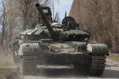 Ukrainsk soldat i en T-72 som ble erobret fra russerne i slutten av mars. 125 mm-ammunisjon til slike stridsvogner er blant det USA nå skal bidra med.