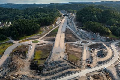 I en ny rapport argumenterer Naturvernforbundet for å erstatte nye motorveier med mer vedlikehold av eksisterende vei. Her Dølebrukrysset på nye E39 mellom Kristiansand og Mandal, som ble ferdigstilt i desember 2021.