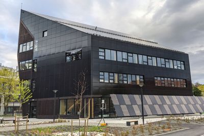 ZEB-laboratoriet i Trondheim er kledd i bygningsintegrerte solceller – her er det solceller på alle fasader og på tak.