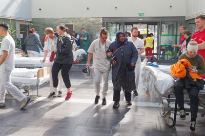 Dette er aktuttmottaket på Mørkved universitetssykehus – som egentlig er hovedinngangen på Nord universitet i Bodø, gjort om til sykehus knyttet til Øvelse Nord 2022. I løpet av få timer hadde studentene 55 skadde personer inne etter terrorangrep.