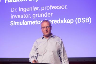 Professor, Dr. ingeniør, investor og gründer Haakon Bryhni på scenen under Inside Telecom-konferansen 22. april 2022. 