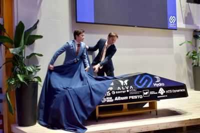 Magnus Gjerstad og Endre Vee Hagestuen, tekniske ledere for henholdsvis mekanikk og elektronikk i studentorganisasjonen Shift Hyperloop, under avdukingen av hyperloop-poden Valkyrje.