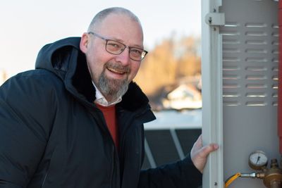 Georg Svendsen, leder for infrastruktur i Telia Norge, foran den hydrogendrevne reservestrømsløsningen på taket av Telias tidligere lokaler i Nydalen. Nå skal ytterligere seks basestasjoner få hydrogen som ren reservestrøm. 