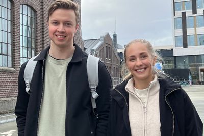 Adrian Hjellestad og Aurora Baardsen ved Høgskolen på Vestlandet har fått hydrogenjobber når de er ferdige med studiene. 