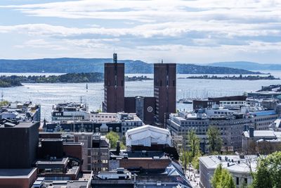 Oslo Rådhus og Oslo sentrum en lys vårdag i mai.