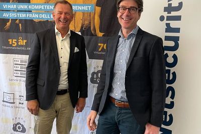  Jan Søgaard (til venstre) i Netsecurity sammen med Peter Gyulai, VD i Parera. Netsecurity kjøper Parera og etablerer seg i Sverige.