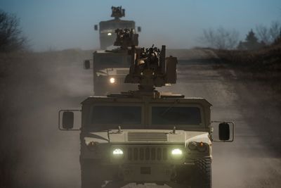 En kolonne amerikanske Humvee-feltvogner med Crows-våpenstasjoner fotografert i Arkansas i januar 2022.
