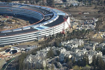 Brevet fra Apple Together tyder på at brevskriverne i hvert fall ikke bor så nært Apple-hovedkvarteret som dem med adresse nederst til høyre i bildet. Bildet er tatt i 2017, like før Apple-komplekset i Cupertino stod ferdig.