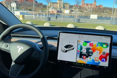 Slik ser det ut når Apple Carplay kjøres på en Tesla-skjerm.