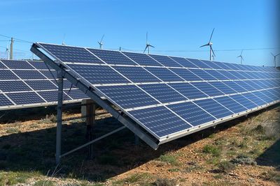 Fornybar energi er plasskrevende. Her fra en vind- og solpark i Aude i Frankrike. 
