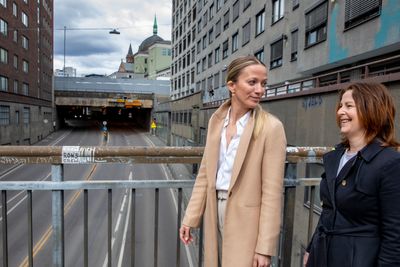 Prosjekteringsleder Britt Christensen (t.v.) og prosjektleder Elin Hermanstad Havik der de største endringene vil skje. Hammersborgtunnelen blir lagt flere meter lavere, og den åpne strekningen på bildet får et lokk og blir en del av en forlenget tunnel.