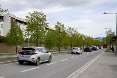 Elbilene er i flertall her, på en vei på Fornebu like ved området der Fornebu stasjon bygges. 