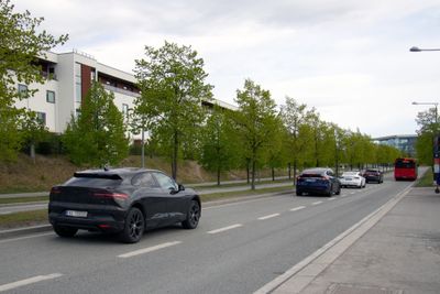 Elbiler i flertall i morgenrushet på en vei på Fornebu, like ved området der Fornebu stasjon bygges.