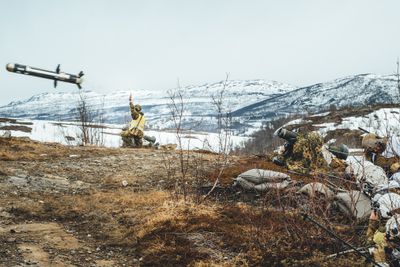Soldater fra 2. bataljon skyter Javelin under brigadeøvelsen Thunder Reindeer i Troms.