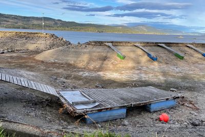 Lite nedbør over hele Sør- og Østlandet har gjort kraftsituasjonen anstrengt. I mai var denne småbåthavna i Mjøsa helt tørrlagt.