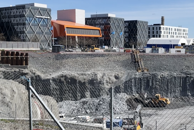 Den enorme byggegropa på Fornebubanens endestasjon er et av problemene Ruter peker på i rapporten.
