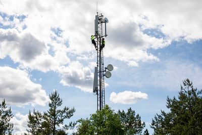 UBConnect skal i neste fase av Telenors 5G-utbygging bidra i Akershus, Vestfold, Buskerud, Agder og i Trøndelag. Bildet viser en basestasjon der montører fra UBConnect er i ferd med å skifte ut utstyr til mobilnettet. 