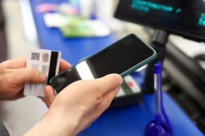 Mange bruker mobilen for betalingsløsninger og banktjenester.
