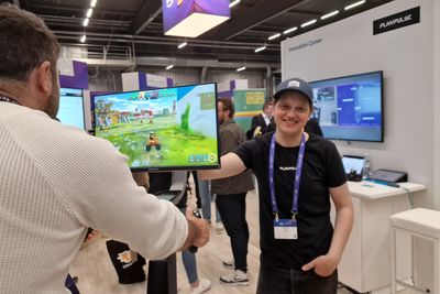 Det var ingen mangel på folk som ville bruke treningssykkelen som Mathias Rygh og folkene i Playpuls stilte ut på AWS Summit i Stockholm.