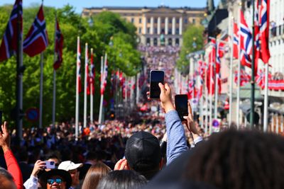 Mobiltelefonen er viktig når nordmenn feirer 17. mai i 2022.