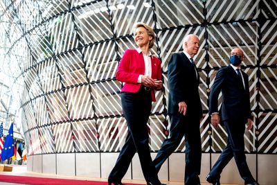 I juni i fjor møttes Ursula von der Leyen, Charles Michel og Joe Biden under toppmøtet EU-US Summit, og besluttet å opprette et felles organ som skal fjerne handelsbarrierer og sikre mindre avhengighet av Kina.