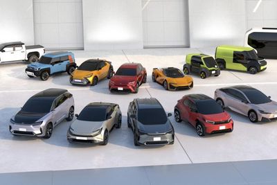 Et utvalg elektriske konseptbiler Toyota tidligere har vist frem. Nå skal noen av de planlagte modellene være lagt på is.