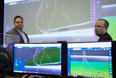 Chandra Yeleshwarapu i Halliburton (til venstre) og Arnfinn Grøtte i Aker BP har allerede samarbeidet om programvare for brønnplanlegging og brønndesign. Nå jobber de med automatisering av hele feltutviklingen. 