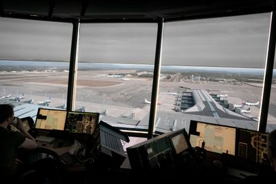 Her i tårnet på Oslo Lufthavn Gardermoen har de nå fått bedre oversikt over droner som opererer lovlig eller ulovlig i området.