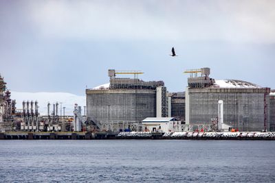 Det gjenstår fortsatt tester av en kompressor på Hammerfest LNG, før anlegget kan starte opp igjen. Equinor håper det kan skje tirsdag, slik at de produserer LNG fra fredag. 