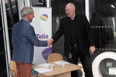 Sverre Gotaas, administrerende direktør for Herøya Industripark har signert en avtale om samarbeid med administrerende direktør i Telia Norge, Stein-Erik Vellan i Telias 5G-lab. 