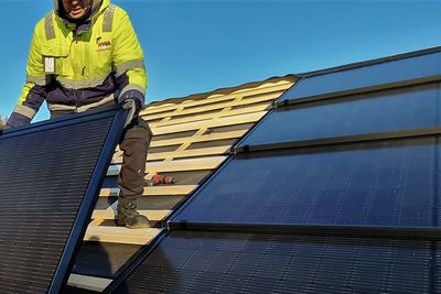 Dersom Norge følger Europakommisjonens anbefaling, kan husbyggere om få år bli pålagt å legge solceller på taket.
