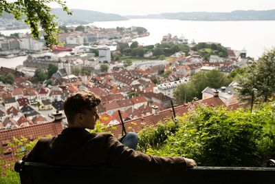 Eirik Dragsund Sverd får mange av ideene sine på en tenkesti med utsikt over Bergen.