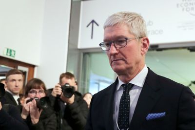 Tim Cook leder et selskap med pessimistiske anslag om hvor mange Iphoner de kommer til å selge i 2022.