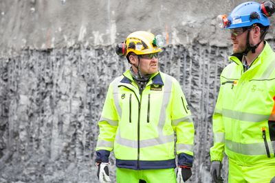 Prosjektleder Ole Magne Rønning og teknisk byggeleder Rikard Slaastuen på det som vil bli framtidige Flytårnet stasjon på Fornebu. 