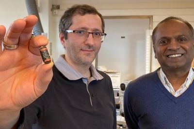 Forsker Ali Khalegi med pillen, og professor Ilangko Balasingham.