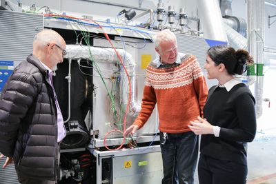 Forskere fra Universitetet i Stavanger har klart å drive en gassturbin med 100 prosent hydrogen. Fra venstre Mohsen Assadi, Bjarte Hetlelid og Reyhaneh Banihabib.